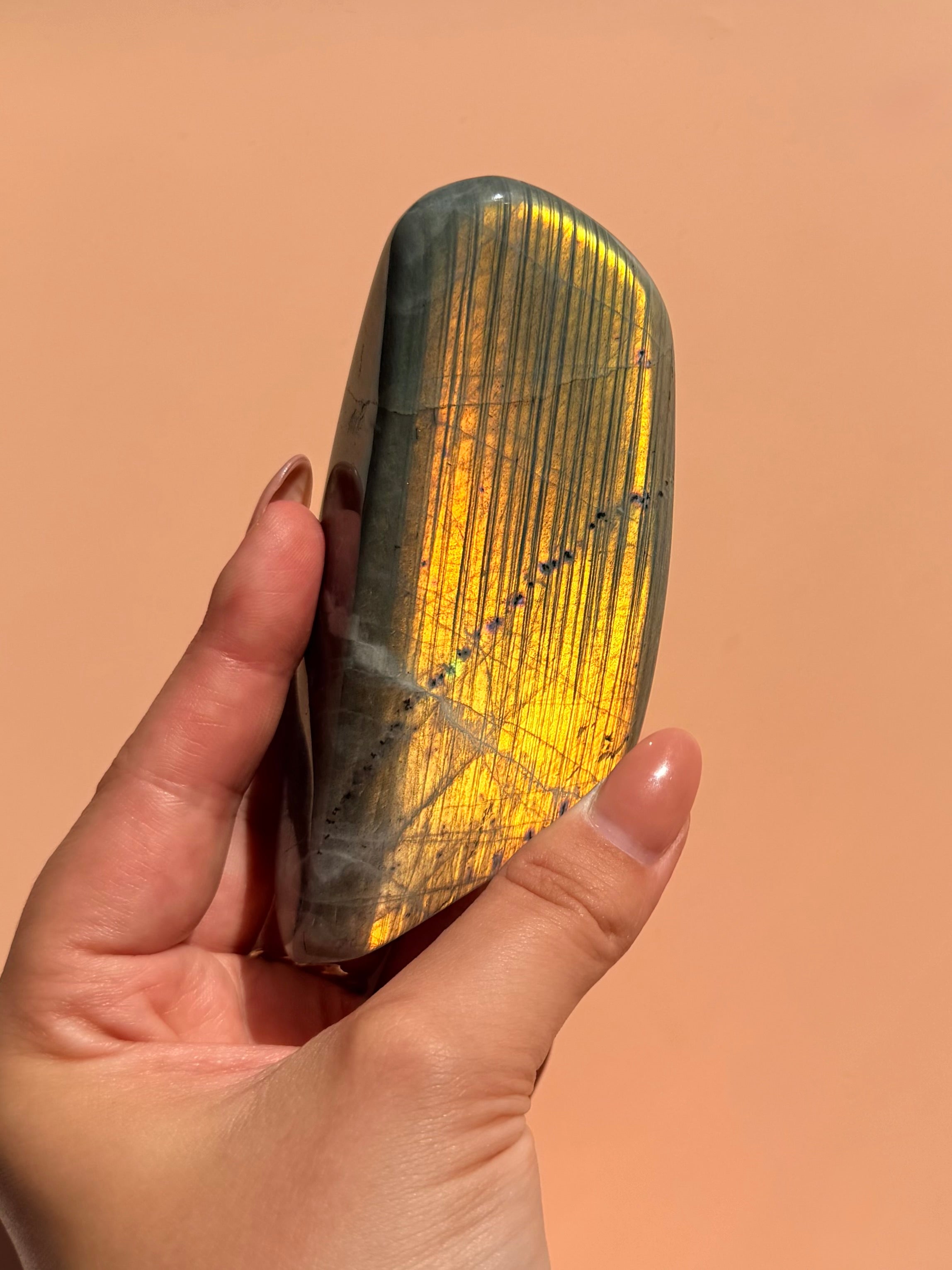 Labradorite Meaning, Properties & Benefits